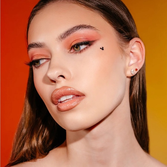 DISNEY: AROUND THE WORLD EYESHADOW PALETTE (MICKEY MOUSE) - Picture 5 of 7